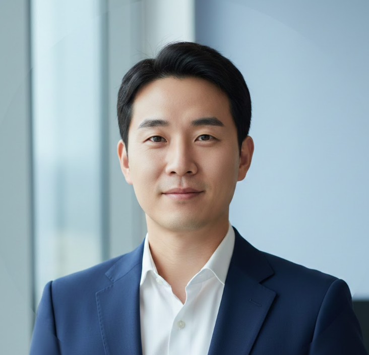 밝은 블루 배경에서 정장을 착용한 30대 한국인 남성의 금융 서비스 이용 후기 프로필 이미지