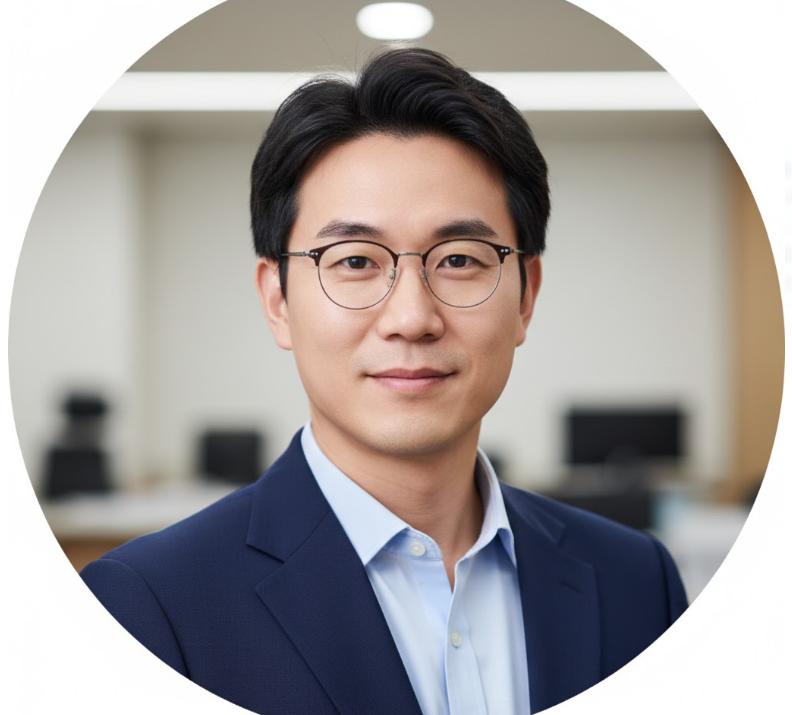 안경을 착용하고 네이비 재킷을 입은 30대 한국인 남성의 금융 플랫폼 이용자 프로필 사진