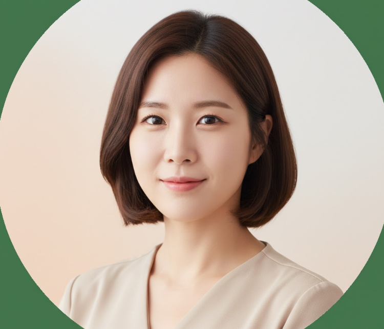 자연광이 들어오는 실내에서 단정한 미소를 짓고 있는 20대 후반 한국인 여성 이용자 프로필 이미지